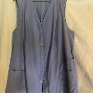 Sleeveless medical scrub top